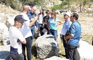 Rektör Çamsarı, Uzuncaburç Antik Kentinde incelemelerde...
