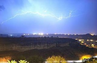 Safranbolu’da yıldırımlar geceyi aydınlattı