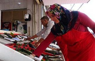 Sırt sırta verip balıkçı tezgahında çocukları...