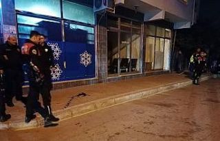 Sokak ortasında abi kardeşe silahlı saldırı:...