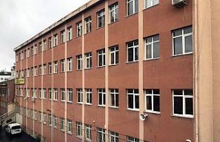 Tahliye kararının ardından veliler okullara gelerek...