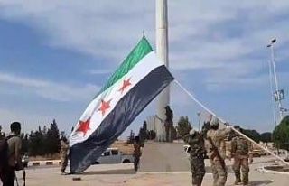 Tel Abyad merkezine Suriye Milli Ordusu bayrağı...