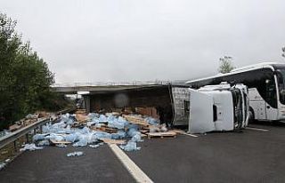 TEM’de, kontrolden çıkan su yüklü tır devrildi