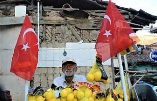 Tokatlı esnaf iş yerlerini bayraklarla donattı