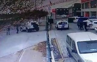 Trafikte tartıştığı gençlerin elektrikli bisikletini...