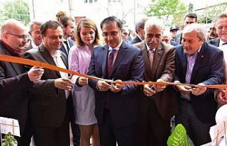 Tüm çiçekleri bağışladı