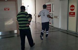 Üzerine buzdolabı kapağı düşen çocuk yaralandı