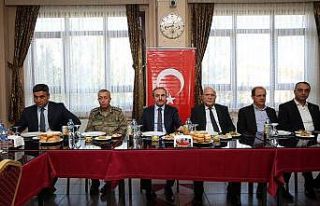 Vali Cüneyt Epcim muhtarlarla yemekte bir araya geldi