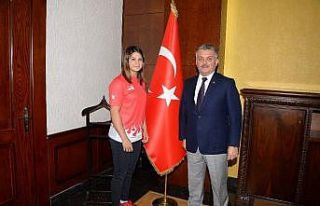 Vali Yazıcı’dan dünya şampiyonuna ödül