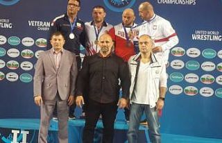 Veteran güreşçilerden çifte dünya şampiyonluğu
