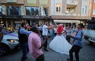 Yabancı turistler gelin ve damadı araçtan indirip...