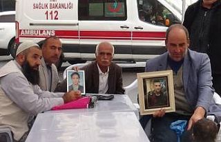 Yağışlı ve soğuk havaya aldırmadan evlat nöbetini...