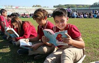 Yalova’da stadyumda 1077 öğrenci hep birlikte...