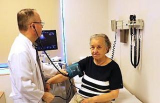 Yaşlı kadının kalp kapağı ameliyatsız onarıldı