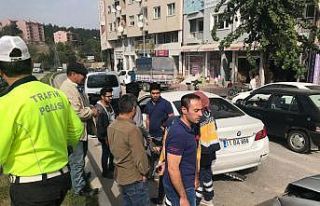 Yayaya yol vermek için duran araca otomobil arkadan...