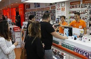 Yeni iPhone modellerinin ilk satışı gece başladı