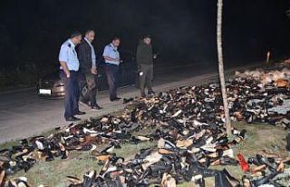 Yol kenarına atılmış ayakkabılar polisi ve zabıta...