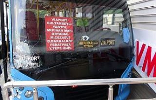 Yolcu dolu minibüs önce kamyonete ardından duvara...