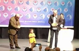 Yönetmen baba ödül alırken 2 yaşındaki kızı...