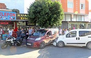 Zincirlemeye kazaya karıştı, kiralık aracı bırakıp...