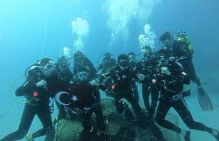 20 metre derinde Türk bayrağı açtılar