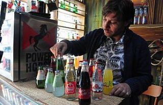 230 çeşit yerli gazoz ile memleket hasretini gideriyor