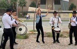 3,5 yıl sonra eşinden boşanmasını bando eşliğinde...