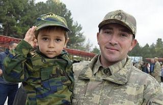 3 yaşındaki Yusuf, asker selamıyla yemin törenine...