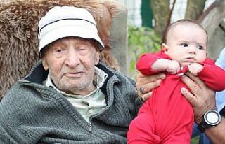 79 torunu olan ve 100 yaşına giren yaşlı adama...