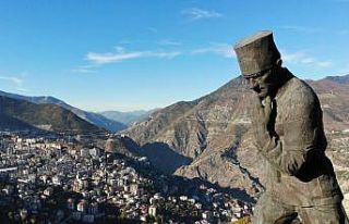 96 yaşındaki Erzade nine, Atatepe’de saygı duruşunda...