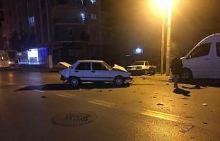 2 otomobil çarptı: 2 yaralı