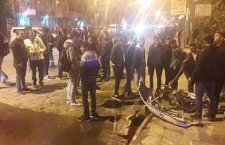 Aracın çarptığı motosikletteki iki kişi havaya...