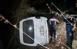 Aracıyla şarampole yuvarlandı, arayan polislere...