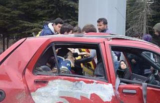 Araçta sıkışan annesini kurtarmaya çalıştı,...