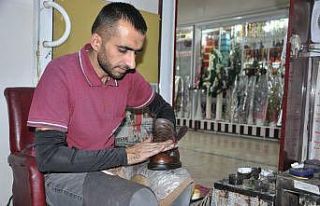 Atanamayan öğretmen adayı ayakkabı boyacısı...