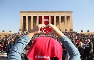 Anıtkabir ziyaretçi akınına uğradı
