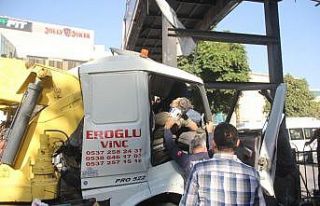 Baba oğul direğe çarpan çekicide sıkıştı