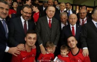 Bakan Kasapoğlu: "Oyuncularımızı, hocamızı...