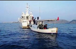 Balıkçı tentesi ile kaçmaya çalıştılar