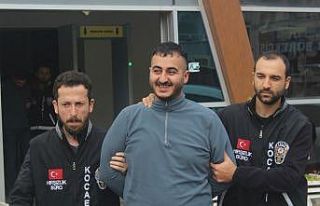 Balkondan tırmanıp girdikleri evi soyan hırsızlar...