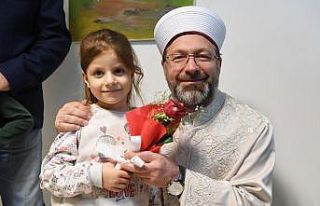 Başkan Erbaş, kendisine çiçek vermek isteyen küçük...