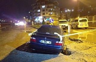Başkent’te yol çöktü, araç içine düştü