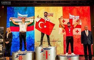 Bilek güreşinde dünya şampiyonu oldu