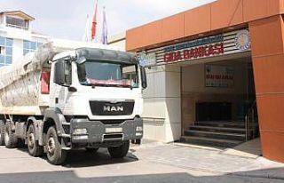 Bir kamyon dolusu  çocuk kıyafeti bağışladı