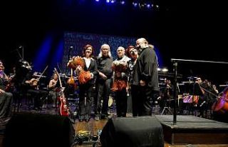 Cahit Berkay, Mersin’de sevenleriyle buluştu