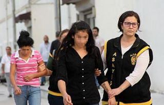 Çaldıkları altınları takınca yakalandılar