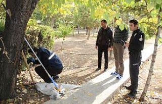 Cami avlusunda toprağa gömülmüş halde tabanca...