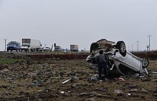 Çarpışan otomobiller ters döndü: 1 yaralı