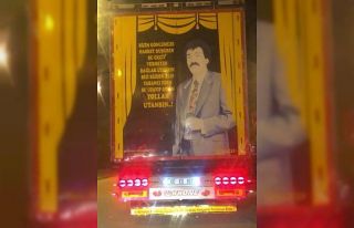 Çekicinin arkasındaki Müslüm Gürses portresi...