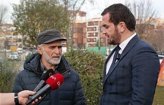 Çerkes asıllı Rus baba elinde sözlük ile şehir...